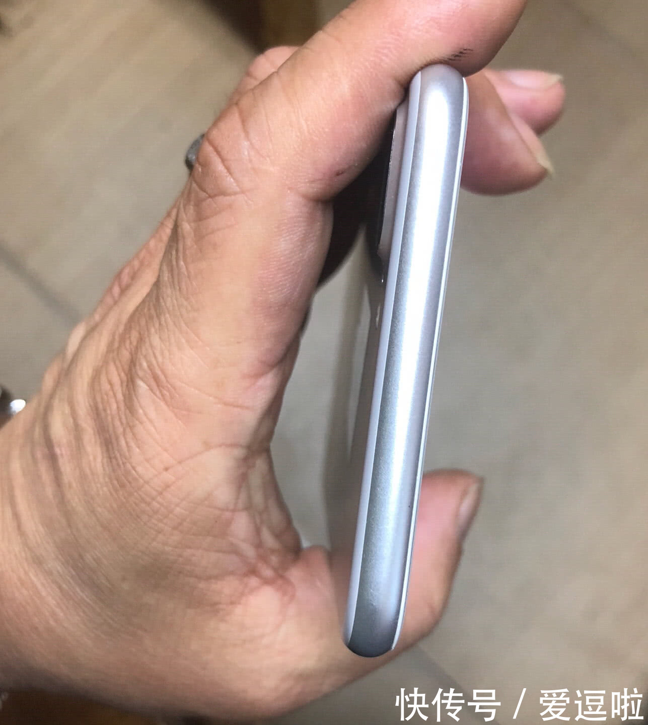 学生党买全新苹果7P花了四千九百元,用了半个