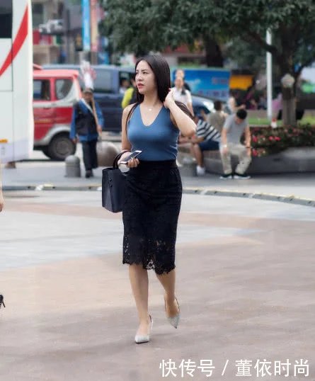 小姐姐蓝色背心搭配包臀裙尽显丰满身材，路人小姐姐也丝毫不输于