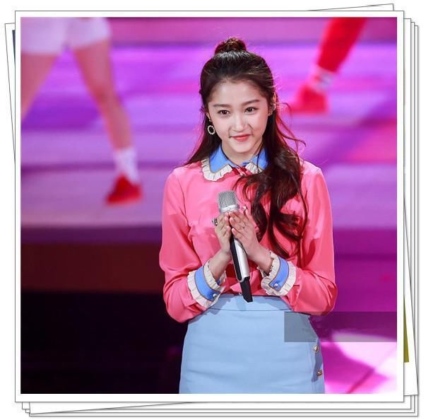 许晴够狠！49岁穿娃娃领裙不输20岁关晓彤，网友：年龄只是摆设？