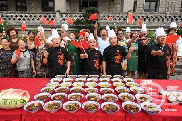 重庆小面界大神 邀您共吃爱国面