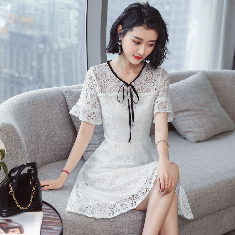 系带连衣裙洋气又减龄，蕾丝材质高档又性感，配高跟鞋显高显气质