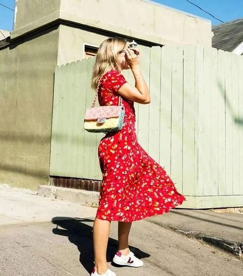  气质■裙子下面别搭高跟鞋，学学时尚达人的“娘MAN风格”，时髦显气质