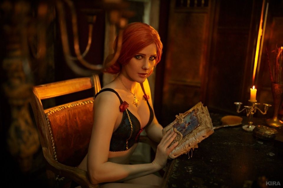 俄罗斯美女COS《巫师3》特莉丝 性感妩媚美腿勾人