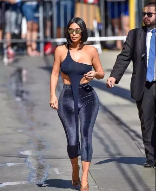 街拍美女：外国人的时尚有点看不太懂,这种衣服你见过没？