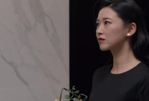 精英律师栗娜和罗槟在一起