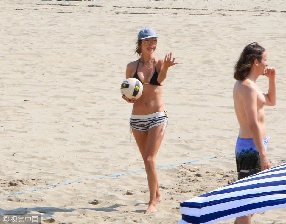 超模安布罗休新恋情曝光后现身海滩  穿比基尼有胸有腿身材爆表