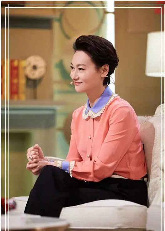 当58岁惠英红撞衫21岁关晓彤，网友:原来年龄在气质面前不值一提