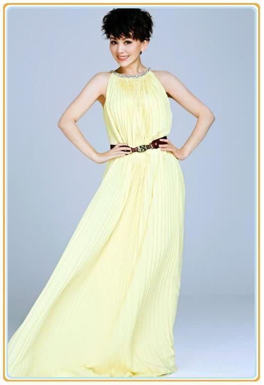 厉害了王琳!48岁还能撑起吊带裙，网友:上围是大写的骄傲!