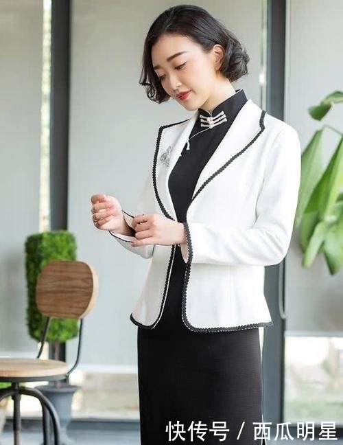 「小西装」旗袍它留下40岁女人最美一面,再与这5种外套搭配,知性又高级