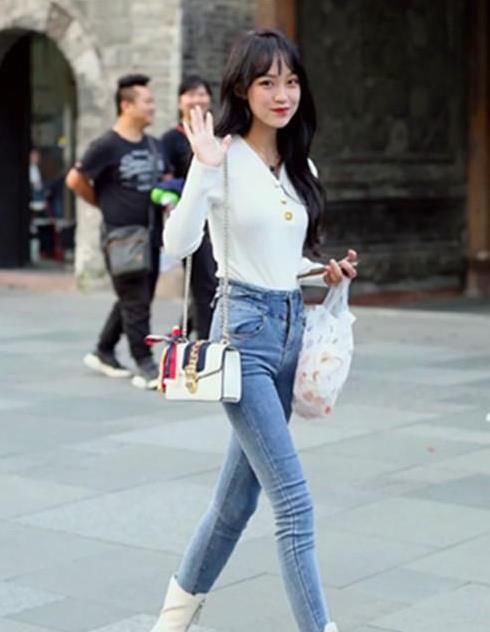  「面带微笑」美女时尚街拍：面带微笑的美女，一件黑色的上衣配黑色短裙，时尚美丽大方
