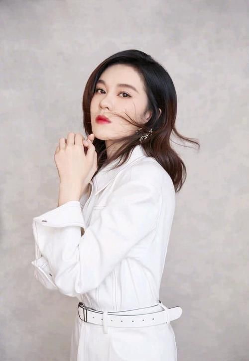 「连衣裙」郁可唯是才华与颜值并存的女子,身穿白色工装裙配短靴,又美又飒
