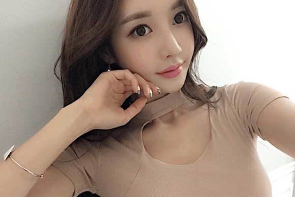 孙允珠裸色挂脖包臀裙, 美出新境界!