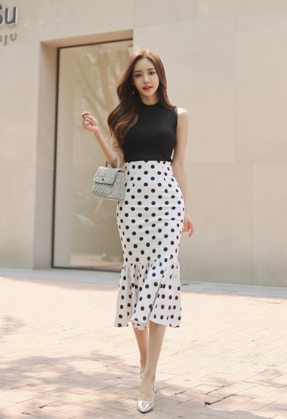 女神孙允珠，玄武岩黑磨牛奶波点无袖套裙