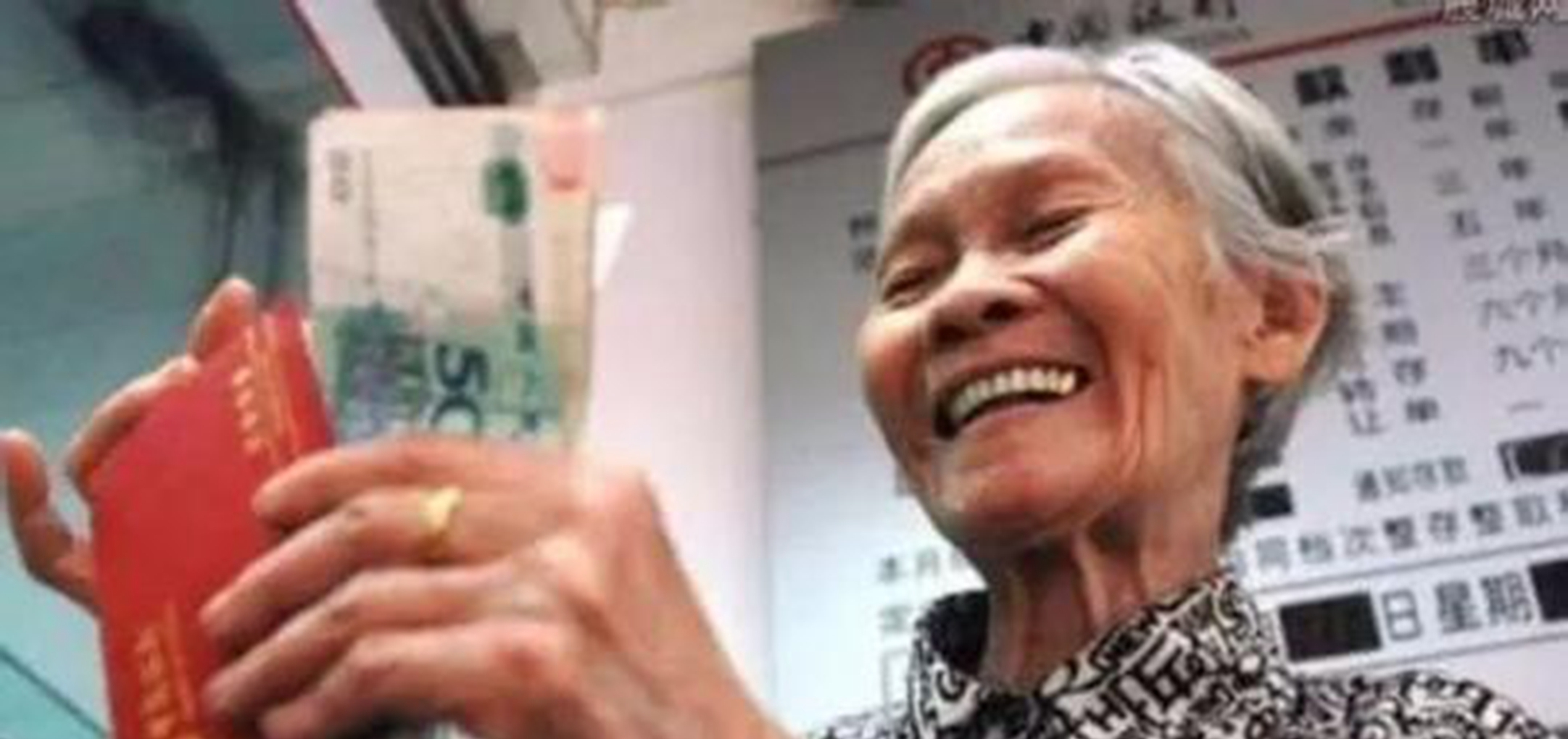 如果农民每年交100元养老保险，交到60岁后，每个月可以领多