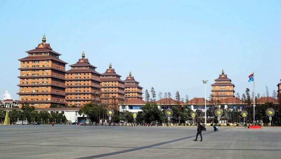 曾经的天下第一村，家家户户别墅豪车，为什么如今却负债上百亿？