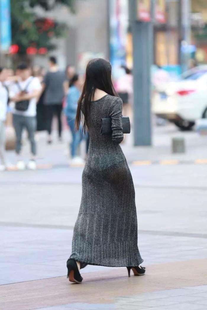 街拍: 薄款紧身长裙, 若隐若现吸引男人目光