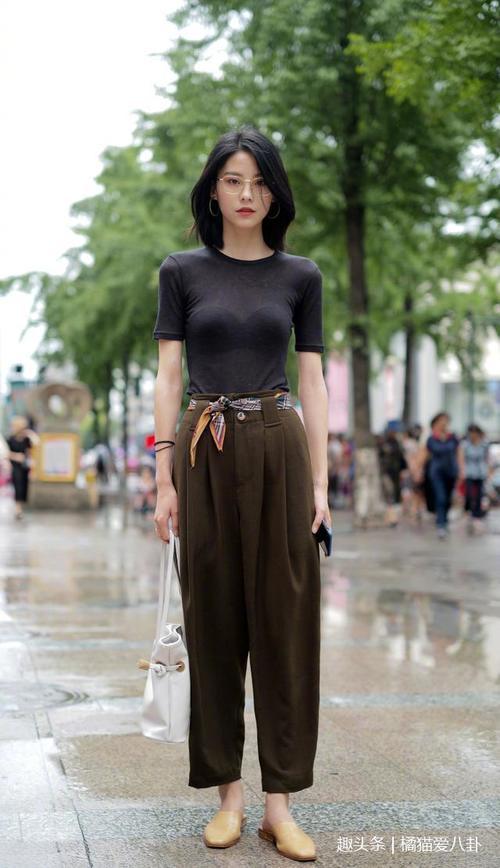 路人街拍，美女穿着时尚又不显拘谨，身材苗条，颜值满分