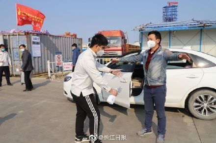  『包车』包机包车接工人返岗，这家在汉央企200多个项目复工