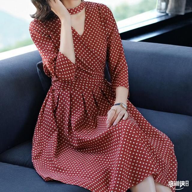 今年流行的裙子都在这了，适合奔四奔五女人，上身优雅尽显知性美