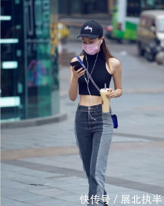 # 看起来#让小姐姐看起来非常的迷人，魅力十足，街拍：黑色紧身小背心