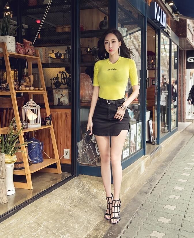 繁华闹市时尚美女，身材丰腴，气质出众！