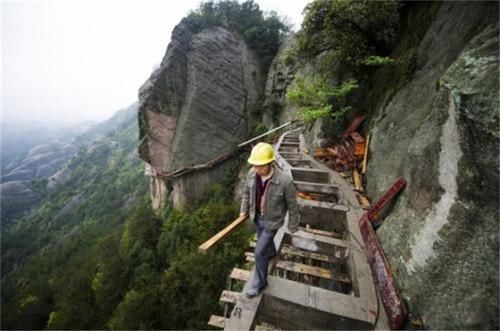 悬崖边的栈桥都是怎么造出来的？与世隔绝的“悬崖工”一天能赚50