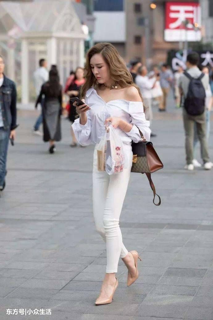 街拍:浅紫紧身裤尽显女神范, 小姐姐简约大气, 让人过目不忘