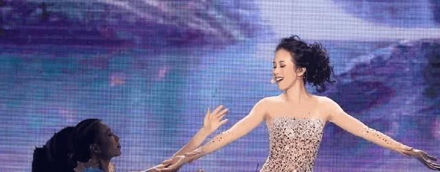 女星玩性感上半身贴满宝石扯下裙子跳热舞,穿了套透明衣?