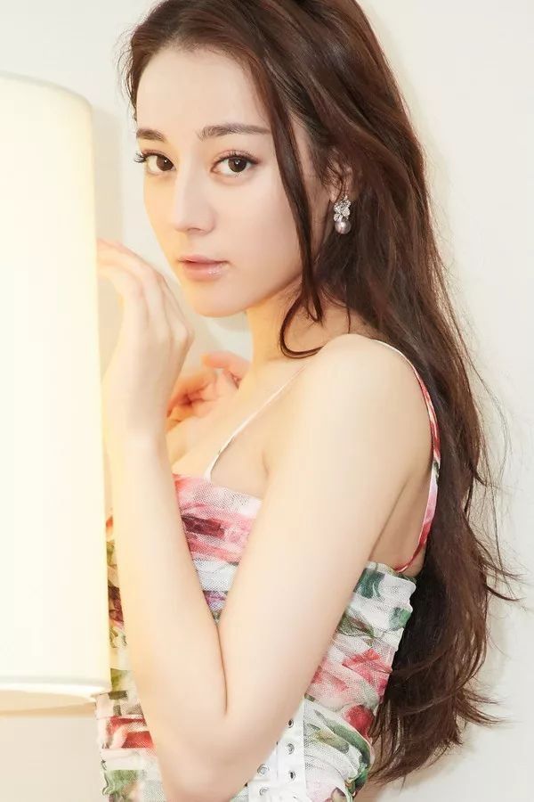 围观| 唐嫣美出新高度，林允少女感全无?6月女星妆容你Pick谁