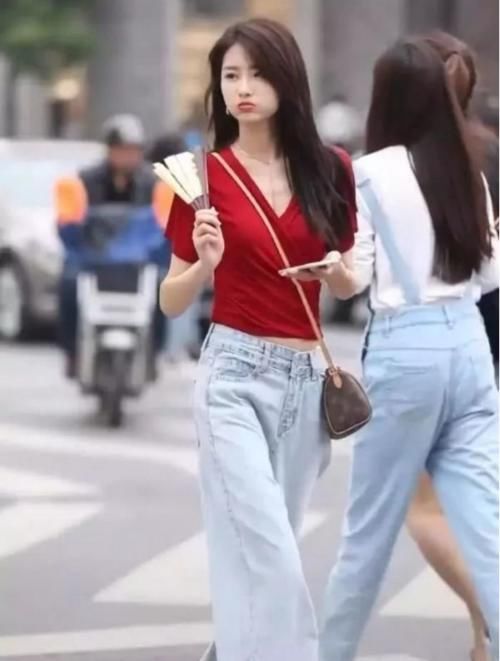 「麻袋」“大丈夫”的麻袋牛仔裤,嘟嘴女神的小扇子,网友:太美了!