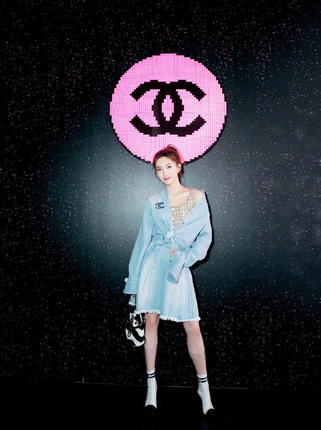 江疏影抹胸短裙成亮点，一圈黑色薄纱系根腰带，上下都像裙摆