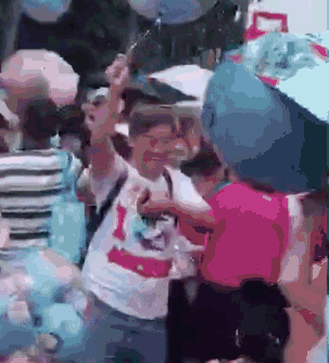 中国游客迪士尼乐园哄抢气球，网友：只是误解，无关道德