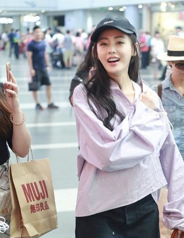 张天爱机场素颜照曝光，鞋子抢了镜，网友:简直不能忍!