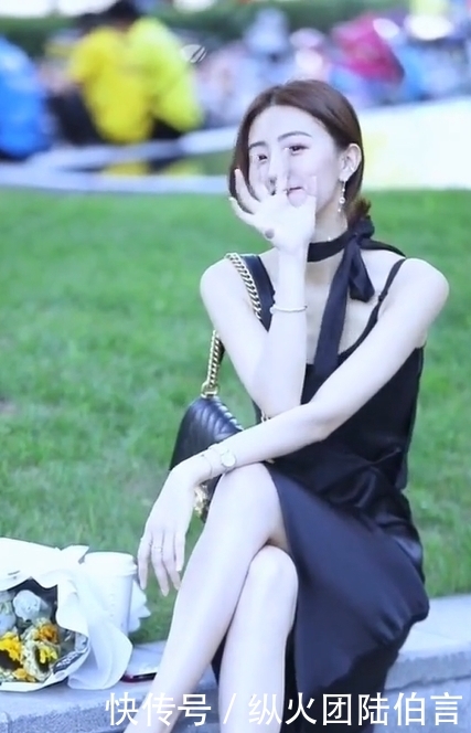  『真丝』美女一袭真丝吊带裙，简直就是优雅女神