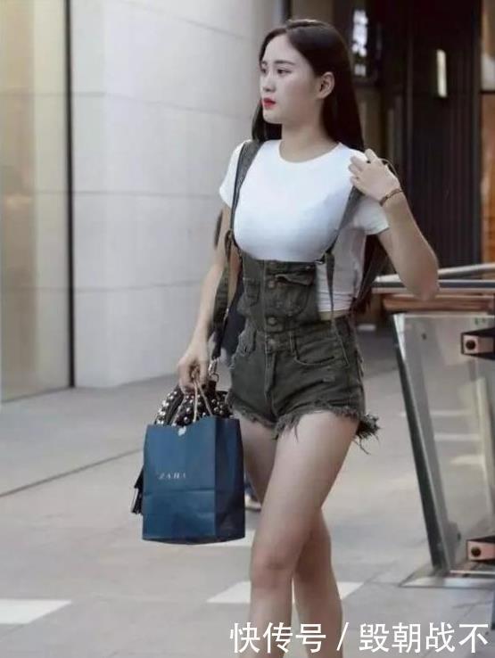『 挂饰』吊带长裙凸显美好身材，小熊挂饰可爱！，街拍：丰腴的小姐姐