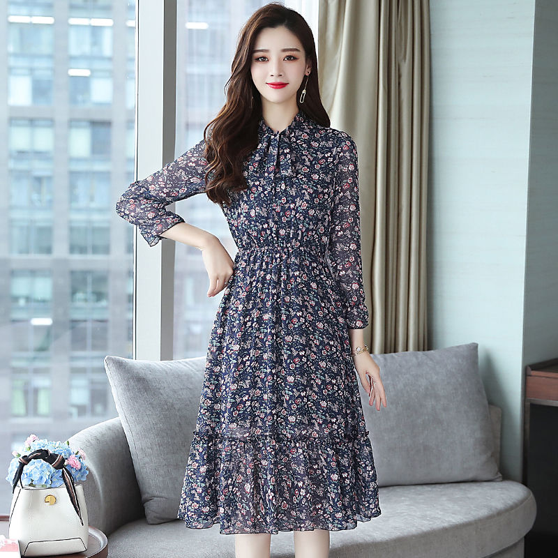 满45岁以上的女人，出门少穿真丝，试试这秋裙+高跟，美到犯规