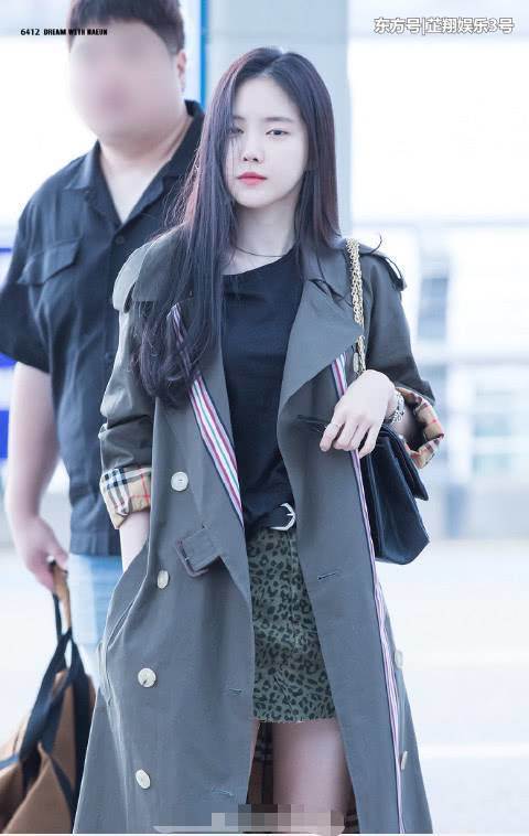 孙娜恩只是穿了件风大衣，168身高走出2米气场，大长腿太吸睛