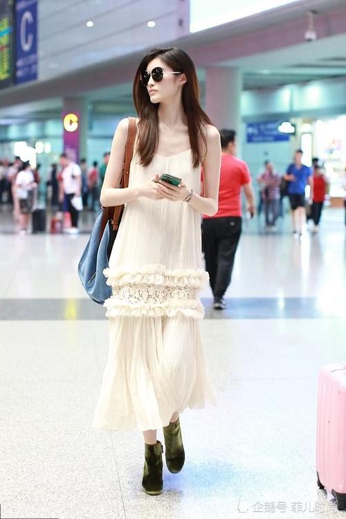 何穗这是怎么了？穿件吊带睡衣就敢出机场，网友：比奚梦瑶还抢镜