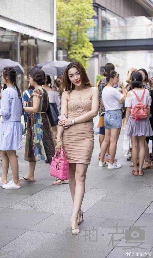 街拍：裸色吊带连衣裙，美女穿在身上超有女人味