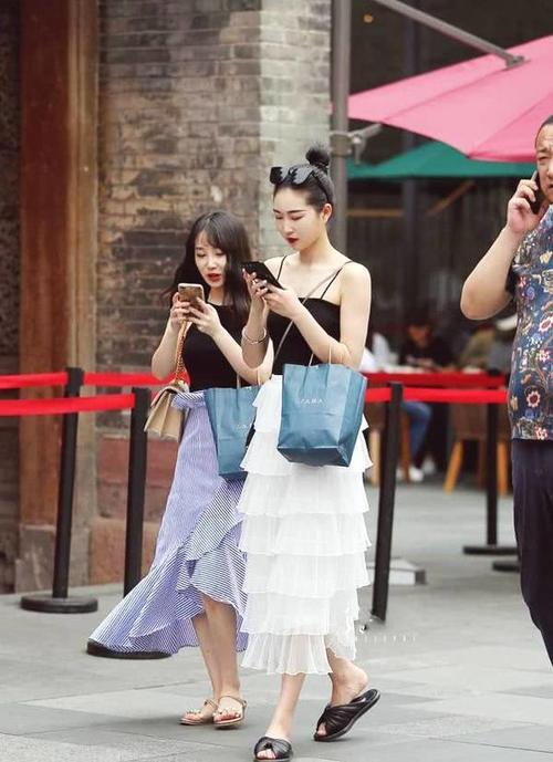 成都街拍: 小姐姐白色连衣裙搭配黑色小吊带，展现出完美的身材！