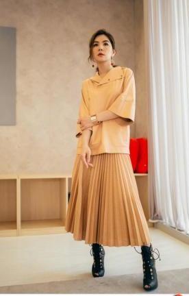 Ella为增高豁出去了，脚活生生被挤到畸形，网友：心疼她的小脚趾