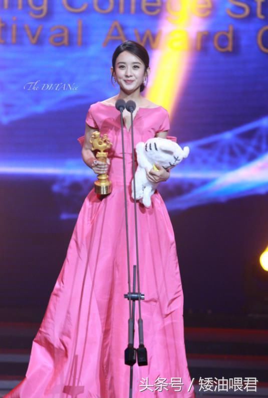 赵丽颖真会玩!裙子从正面看像床单,背后亮了,原来你是要上天啊