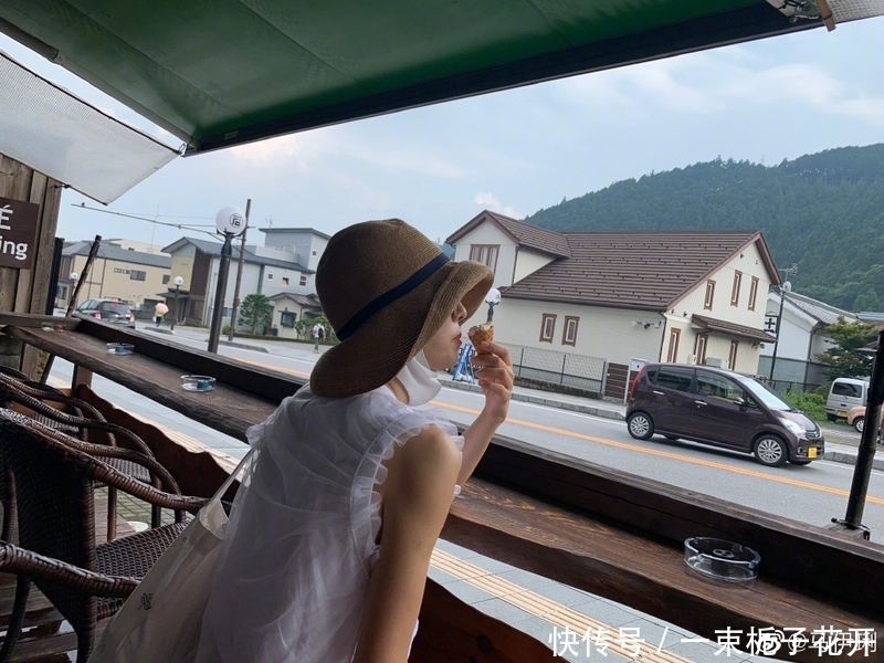 【气质】马伊琍打扮精致和闺蜜聚会,涂橘红色口红站边上,颜值气质双在线