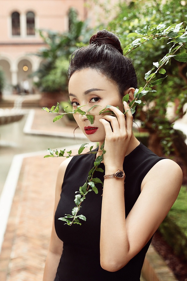 被46岁陶虹美到了！一袭黑色鱼尾裙优雅时尚，网友：气质不减当年