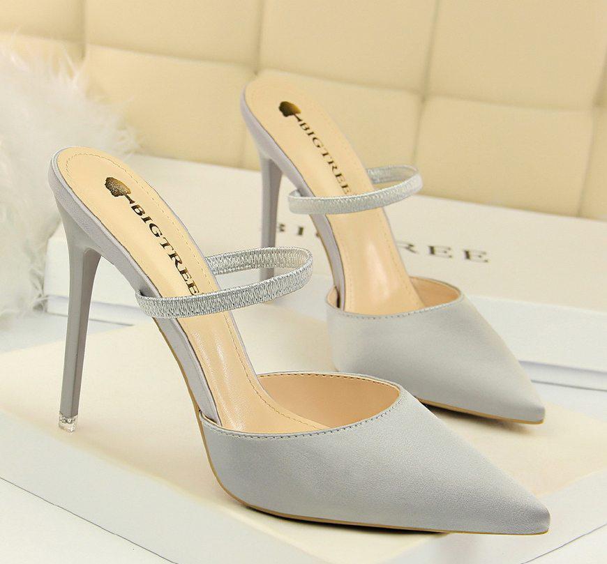 真迷人，老婆新买的“淑女风”高跟鞋，穿上显高显气质，百看不腻