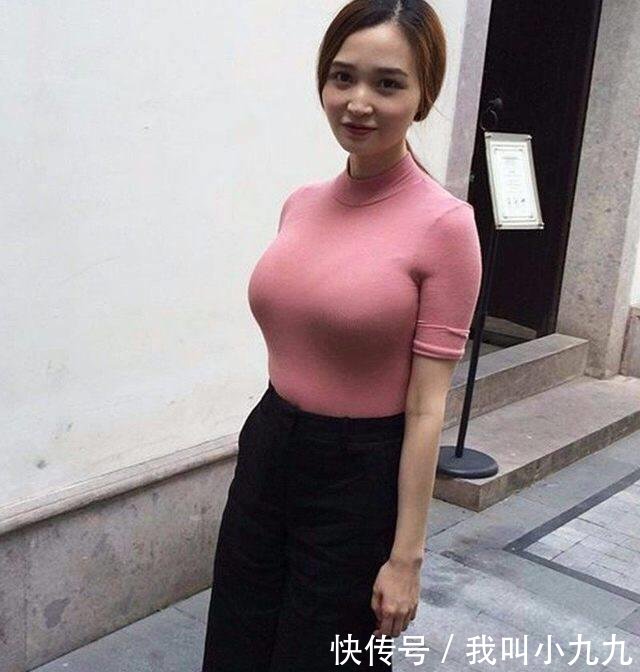 街拍小姐姐前面女孩露半脸，这位姑娘脸蛋全露！
