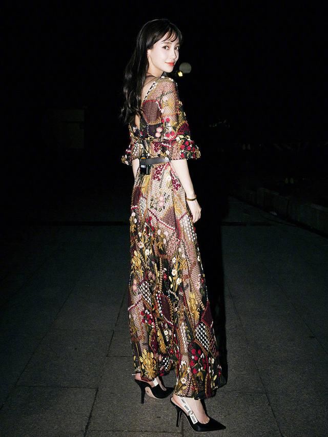 昆凌真有天王嫂风范，穿镂空红裙典雅大气，衣品不输景甜baby!