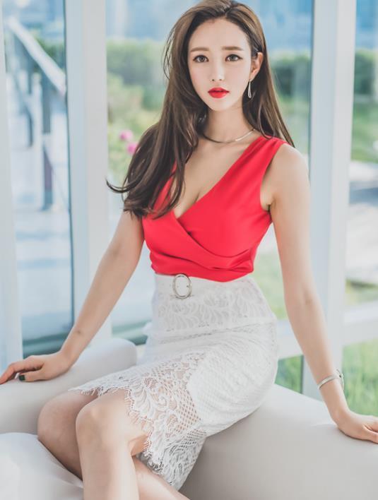 白色|李妍静,一件红色短袖配白色半身裙