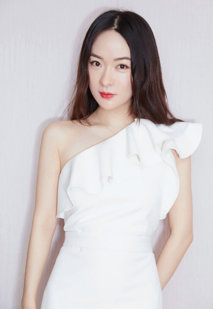 青春范十足!霍思燕亮相某活动 身穿斜肩白裙 气质清新优雅