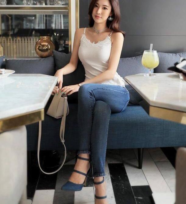 苗条好看的牛仔裤美女，穿出曼妙身材曲线，特别有女性韵味！